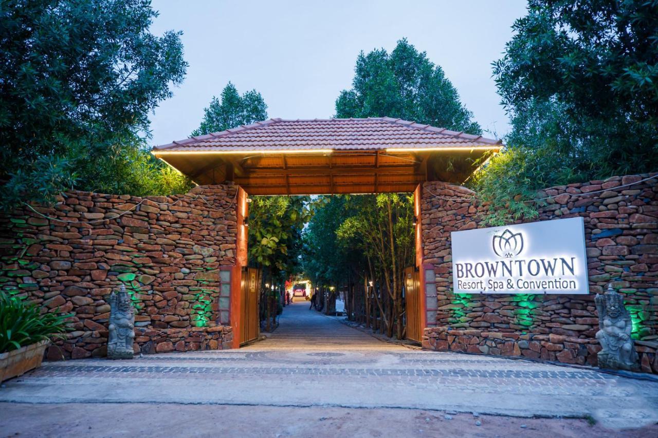 Brown Town Resort & Spa Хидерабад Екстериор снимка