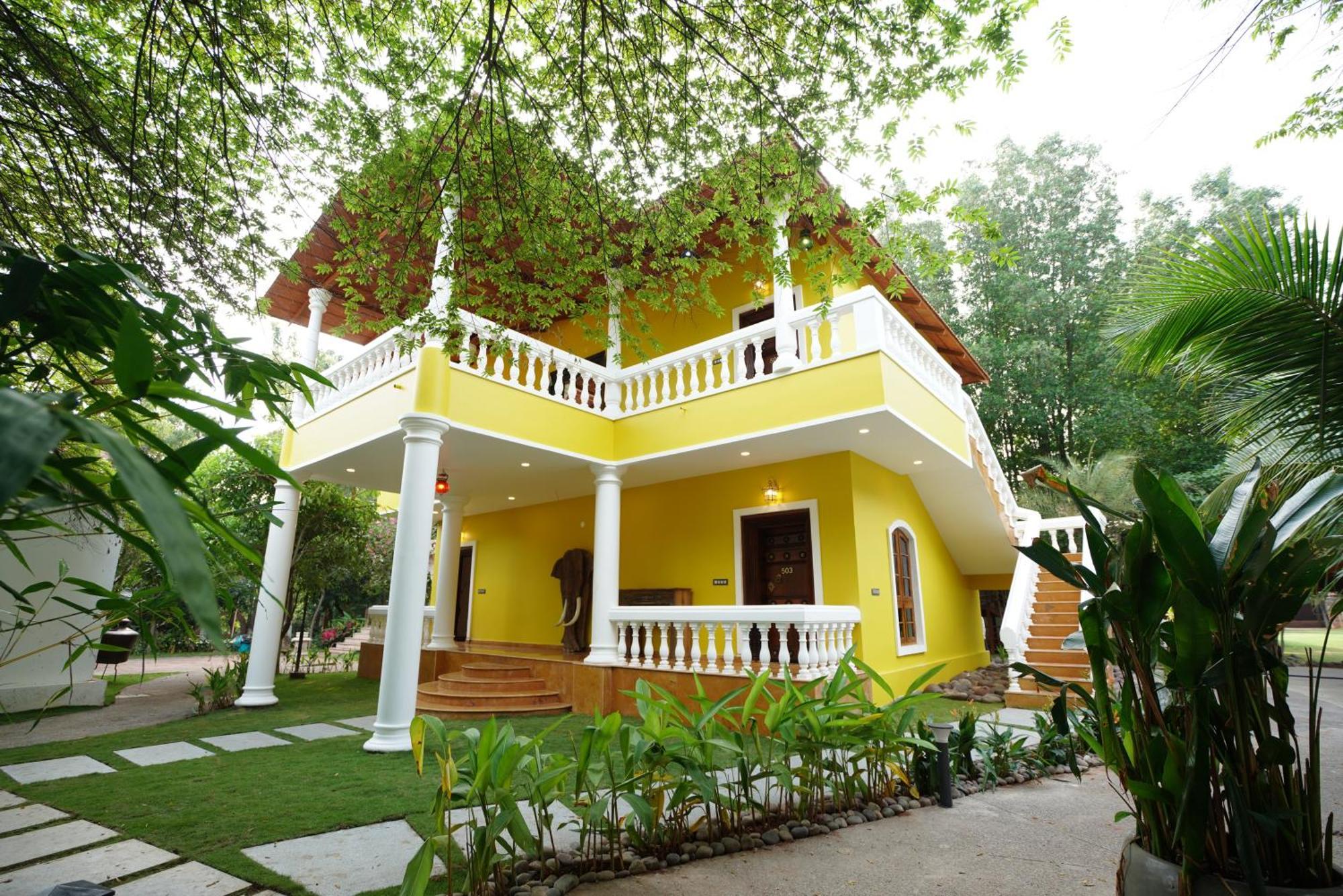 Brown Town Resort & Spa Хидерабад Екстериор снимка